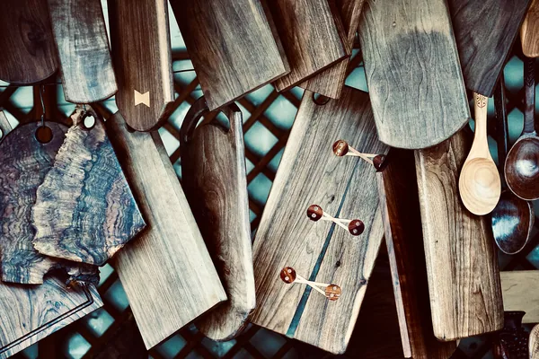 Accesorios de madera con acabado natural