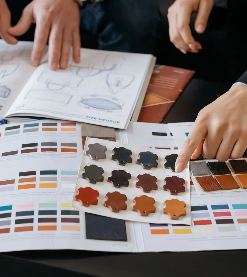 Cuaderno con bocetos y muestras de materiales